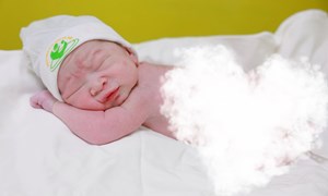 HAI NIỀM VUI TRONG MỘT CA PHẪU THUẬT: MẸ VỪA ĐÓN CON CHÀO ĐỜI, VỪA BÓC THÀNH CÔNG KHỐI U XƠ TIỀN ĐẠO GẦN 20 CM