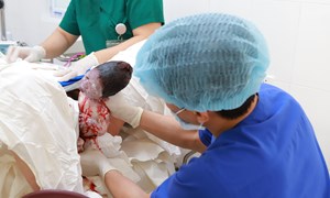 Vì sao đôi lúc bác sĩ cần can thiệp khi sinh thường?