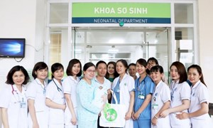 Bệnh viện Phụ sản Hà Nội nuôi thành công bé sinh non 27 tuần, nặng 1 kg