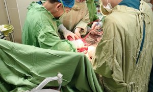Bệnh viện Phụ Sản Hà Nội phẫu thuật thành công khối u xơ tử cung khổng lồ lan đến hạ sườn