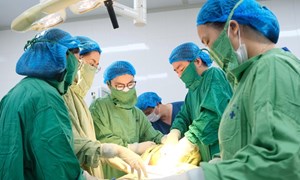 Bệnh viện Phụ Sản Hà Nội phẫu thuật thành công cho sản phụ 115 kg mang thai bằng IVF, rau tiền đạo trung tâm và tiền sản giật nặng