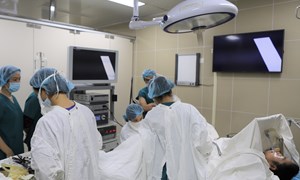 Phẫu thuật cho bệnh nhân dị dạng tử cung đôi âm đạo chột