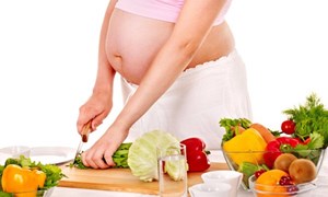 Ba tháng đầu thai kỳ mẹ bầu cần bổ sung dinh dưỡng như thế nào?