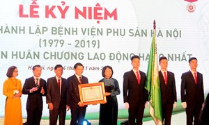 Bệnh viện Phụ sản Hà Nội đón nhận Huân chương Lao động hạng Nhất