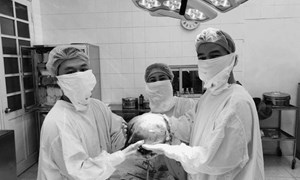 Hai giờ đồng hồ bác sĩ “đánh vật” với khối u xơ tử cung to bằng thai 9 tháng