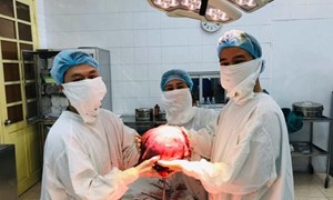Bệnh viện Phụ sản Hà Nội vừa phẫu thuật thành công khối u xơ tử cung to bằng thai 9 tháng
