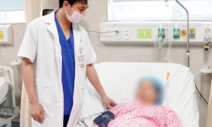 Thai phụ Hà Nội vừa sinh con chưa kịp vui mừng bất ngờ máu âm đạo chảy thành dòng nguy kịch