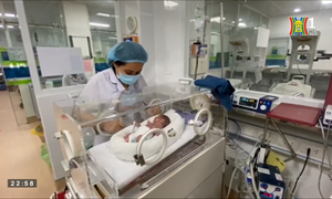 Em bé đầu tiên được can thiệp chữa bệnh từ trong bào thai chào đời thành công tại Bệnh viện Phụ sản Hà Nội