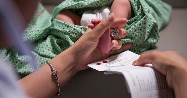 Phương pháp lấy máu gót chân trẻ sơ sinh có an toàn không?

