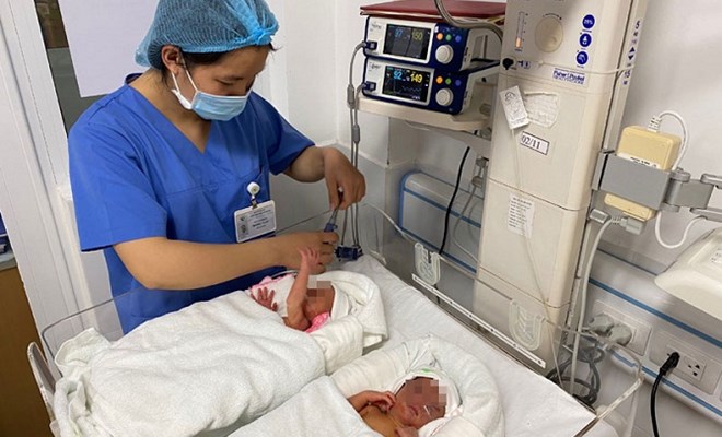 Bệnh viện Phụ sản Hà Nội vừa thực hiện đỡ đẻ thành công cho hai em bé được chữa bệnh khi còn trong bụng mẹ chào đời khỏe mạnh