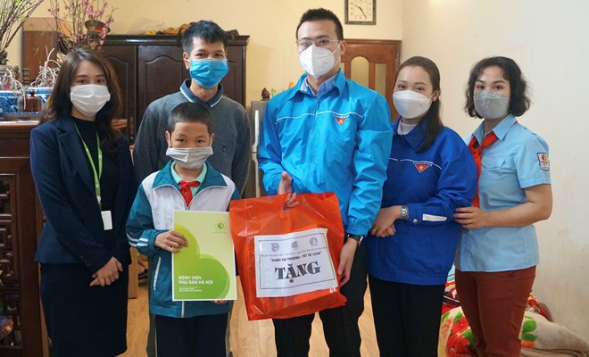 Bệnh viện Phụ sản Hà Nội trao quà Tết cho gia đình các em học sinh và các gia đình chính sách có hoàn cảnh khó khăn trên địa bàn quận Ba Đình