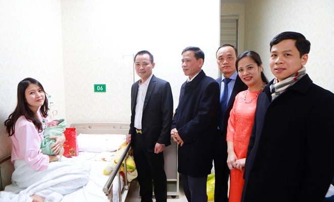 Bệnh viện Phụ Sản Hà Nội trao tặng quà Tết cho các sản phụ nhân dịp Tết Giáp Thìn 2024