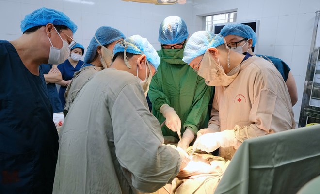 PHỐI HỢP ĐA CHUYÊN KHOA LIÊN VIỆN, GIỮ CƠ HỘI SỐNG CHO CẢ MẸ VÀ CON