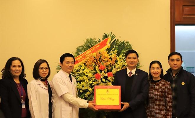 Phó chủ tịch Liên đoàn Lao động Việt Nam thăm và chúc mừng ngày thầy thuốc Việt Nam