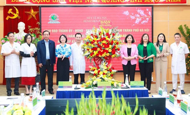 Lãnh đạo thành phố Hà Nội thăm, tặng quà y, bác sĩ nhân Ngày Thầy thuốc Việt Nam