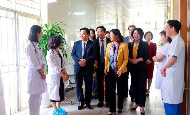 Phó bí thư thường trực Thành uỷ Nguyễn Thị Tuyến thăm chúc mừng Bệnh viện Phụ Sản Hà Nội