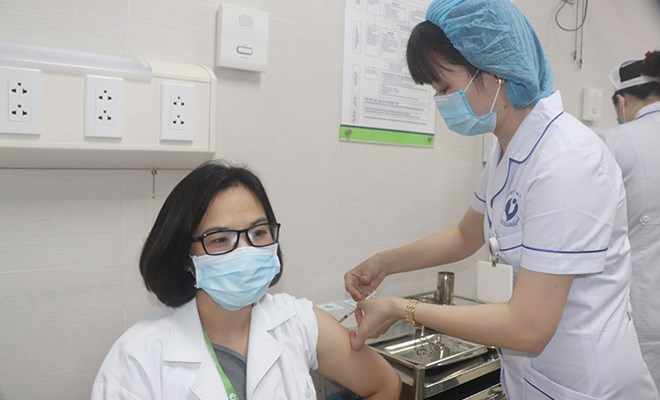 Bệnh viện Phụ sản Hà Nội tiêm vaccine Covid-19 cho 33 nhân viên y tế