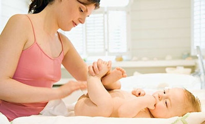 Massage cho trẻ sơ sinh - nên hay không?