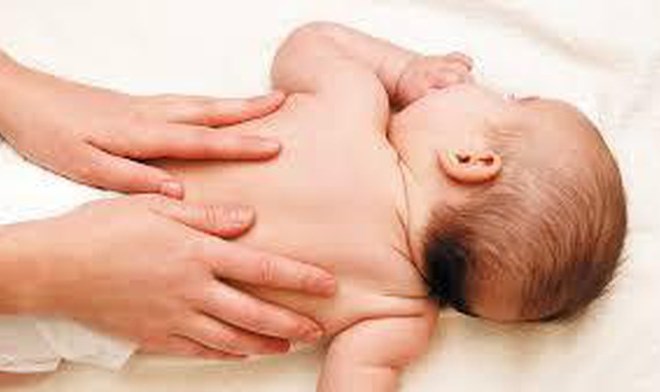 Massage cho trẻ sơ sinh cực tốt nhưng nhiều mẹ chưa biết những điều QUAN TRỌNG này