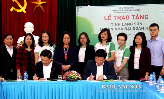 Bệnh viện Phụ sản Hà Nội tài trợ xây 15 nhà đại đoàn kết cho hộ nghèo huyện Đình Lập