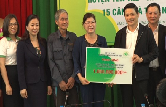 Bệnh viện Phụ Sản Hà Nội trao tiền hỗ trợ làm nhà ở cho các hộ nghèo