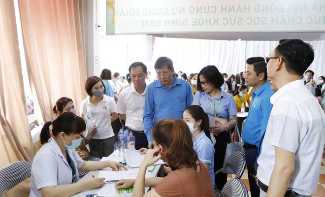 Ngày 29/04/2022, Bệnh viện Phụ Sản Hà Nội tổ chức khám và cấp thuốc miễn phí cho nữ công nhân khu công nghiệp Bắc Thăng Long 