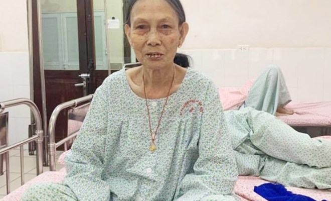 Cụ bà 81 tuổi bị u nang buồng trứng nhưng vẫn âm thầm chịu đựng