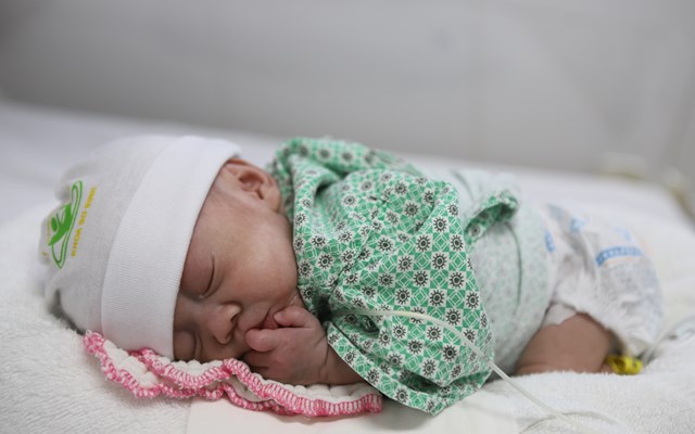 Cậu bé sinh non có cân nặng chỉ 600g được xuất viện sau 72 ngày điều trị tại Bệnh viện Phụ Sản Hà Nội