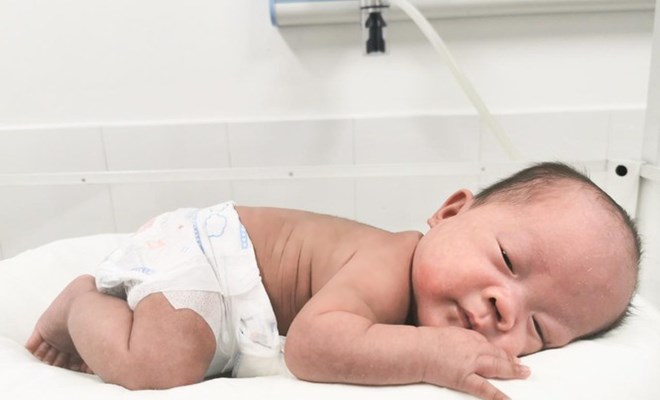 Cứu sống bé sinh non bị suy hô hấp chỉ nặng 750g