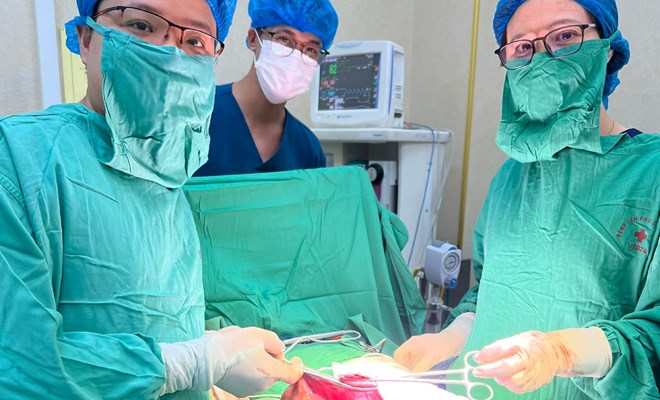 Phẫu thuật thành công khối u buồng trứng ác tính có kích thước 24cm cho bệnh nhân 15 tuổi