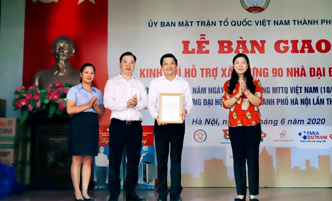 Lễ bàn giao kinh phí xây dựng nhà Đại đoàn kết cho Ủy ban MTTQ thành phố Hà Nội