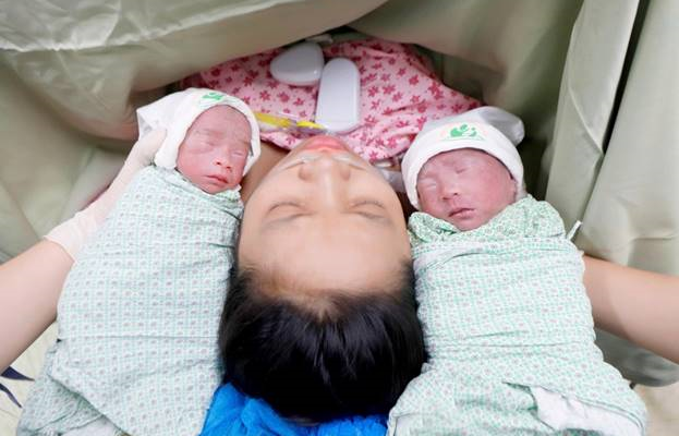 Hai thiên thần nhỏ chào đời nhờ can thiệp bào thai kịp thời