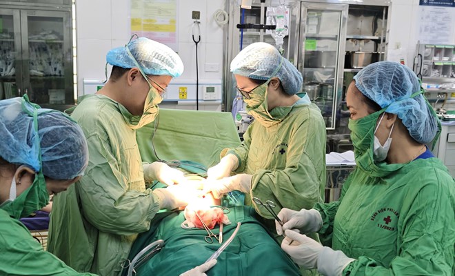 Phẫu thuật thành công khối u xơ tử cung trong dây chẳng rộng, kích thước 25cm, nặng 3kg