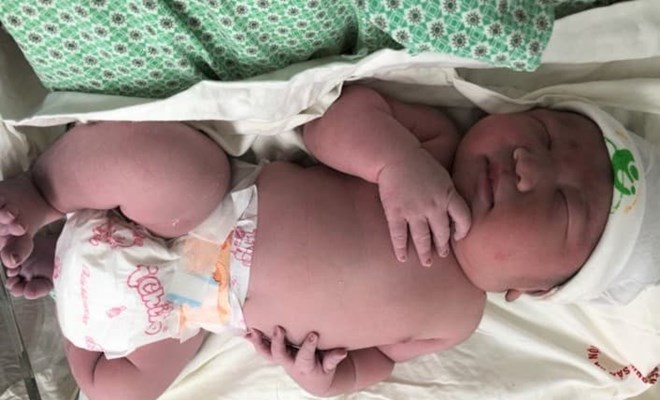 Cha mẹ vỡ òa khi đón con trai đầu lòng chào đời với cân nặng của trẻ 3 tháng tuổi