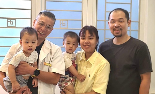 Một năm sau, mẹ đưa hai em bé trở lại thăm bác sĩ