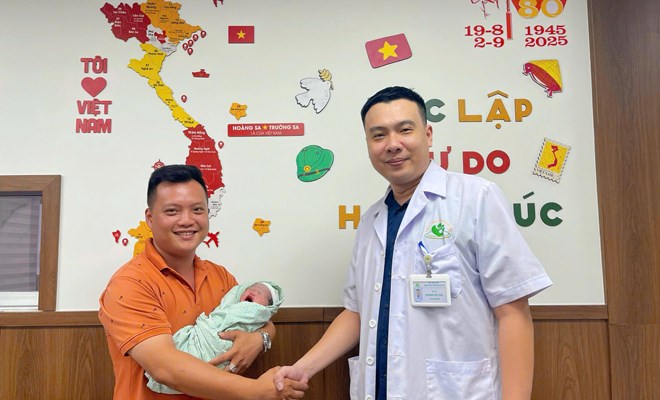Giữ con trong vòng tay yêu thương và chuyên môn vững vàng