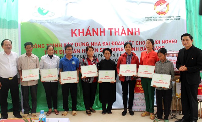Bàn giao nhà đại đoàn kết cho hộ nghèo huyện Sơn Động