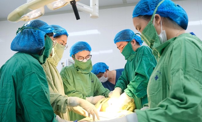 Bệnh viện Phụ Sản Hà Nội phẫu thuật thành công cho sản phụ 115 kg mang thai bằng IVF, rau tiền đạo trung tâm và tiền sản giật nặng