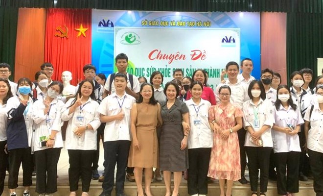 Gần 500 học sinh THPT chuyên Nguyễn Huệ nghe chuyên gia giải đáp chuyện “khó nói”
