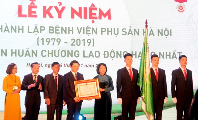 Bệnh viện Phụ sản Hà Nội đón nhận Huân chương Lao động hạng Nhất