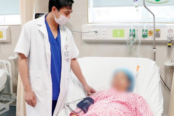 Thai phụ Hà Nội vừa sinh con chưa kịp vui mừng bất ngờ máu âm đạo chảy thành dòng nguy kịch