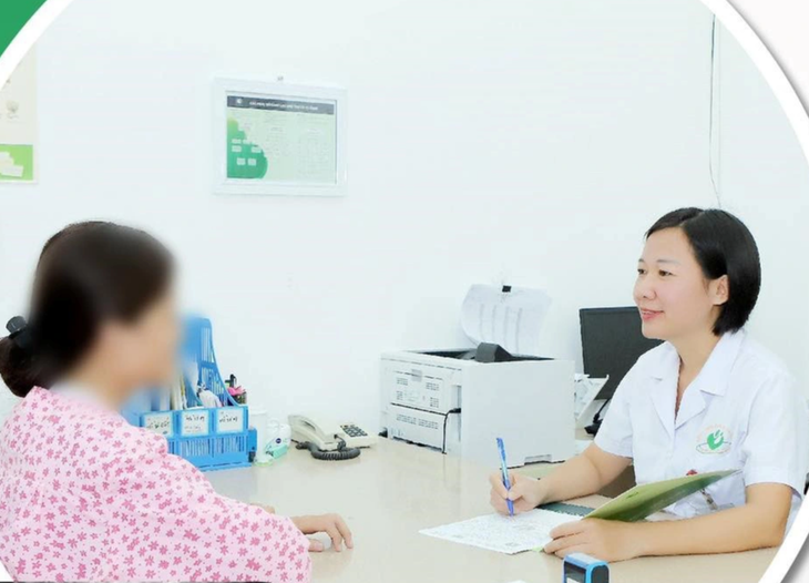 Bác sĩ Hà Bích Vân, Bệnh viện Phụ sản Hà Nội, tư vấn cho bệnh nhân - Ảnh: BVCC