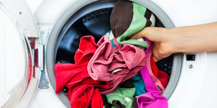 Không nên giặt đồ lót chung với quần áo của gia đình tránh lây bệnh phụ khoa. (Ảnh minh hoạ)