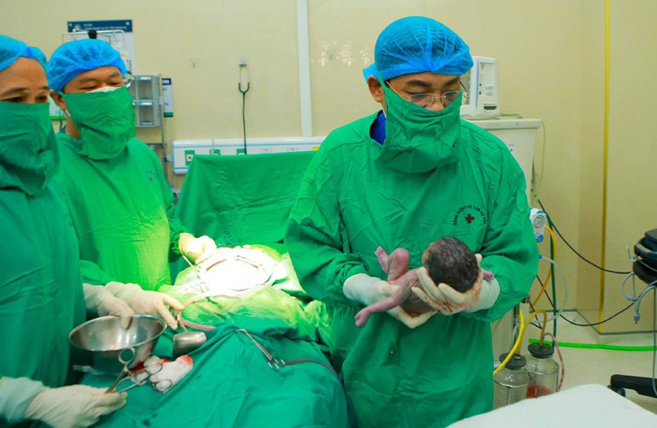 Các bác sĩ mổ lấy thai cho sản phụ sau 3 tháng giữ thai - Ảnh: BVCC