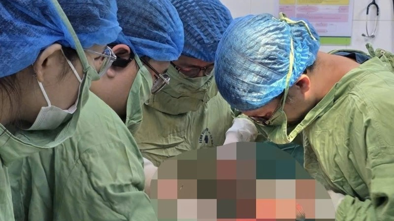 Các bác sĩ cấp cứu cho sản phụ.