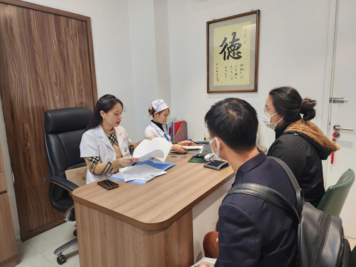 BS Phan Thị Huyền Thương tư vấn cho vợ chồng đến khám. Ảnh: NVCC