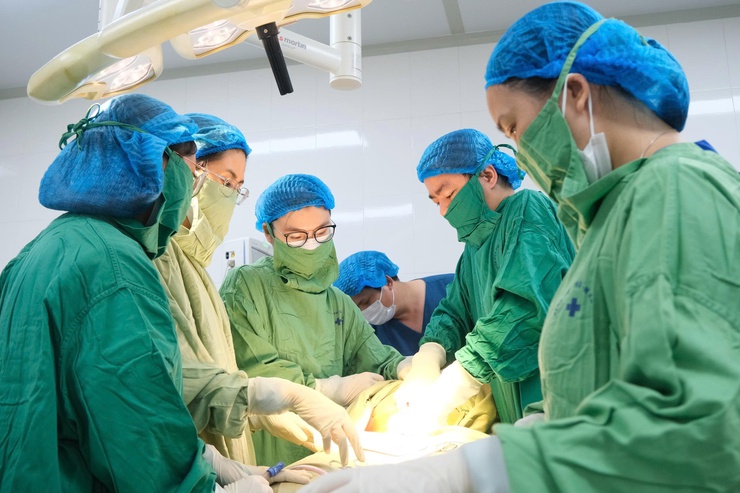 Bệnh viện Phụ sản Hà Nội phẫu thuật thành công cho sản phụ 115 kg mang thai bằng IVF, rau tiền đạo trung tâm và tiền sản giật nặng- Ảnh 1.